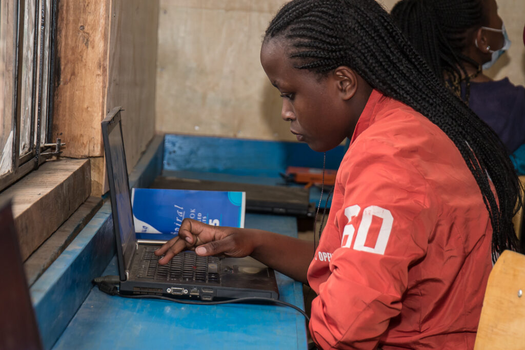 Digitale Bildung in Mathare (Frau arbeitet an Laptop))
