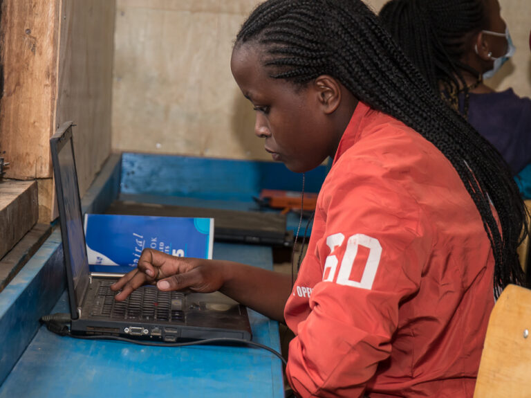 Digitale Bildung in Mathare (Frau arbeitet an Laptop))
